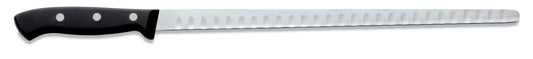 Langes Messer mit Wellenschliff.
