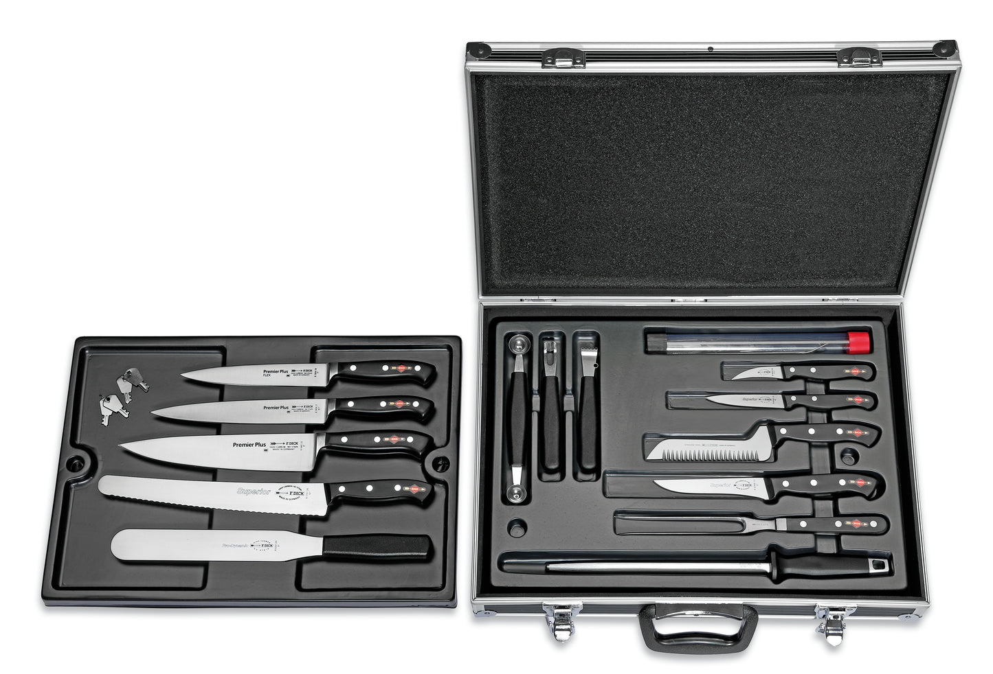 Messerset in einem offenen Koffer.