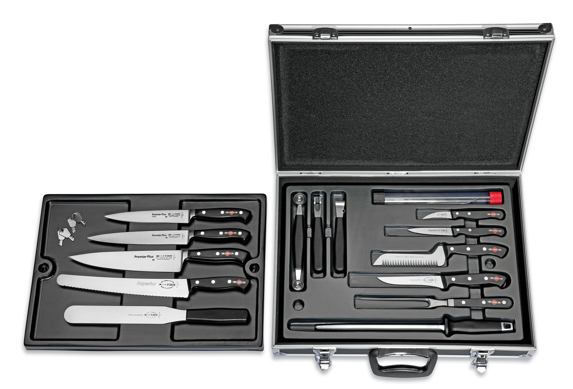 Messerset in einem offenen Koffer.