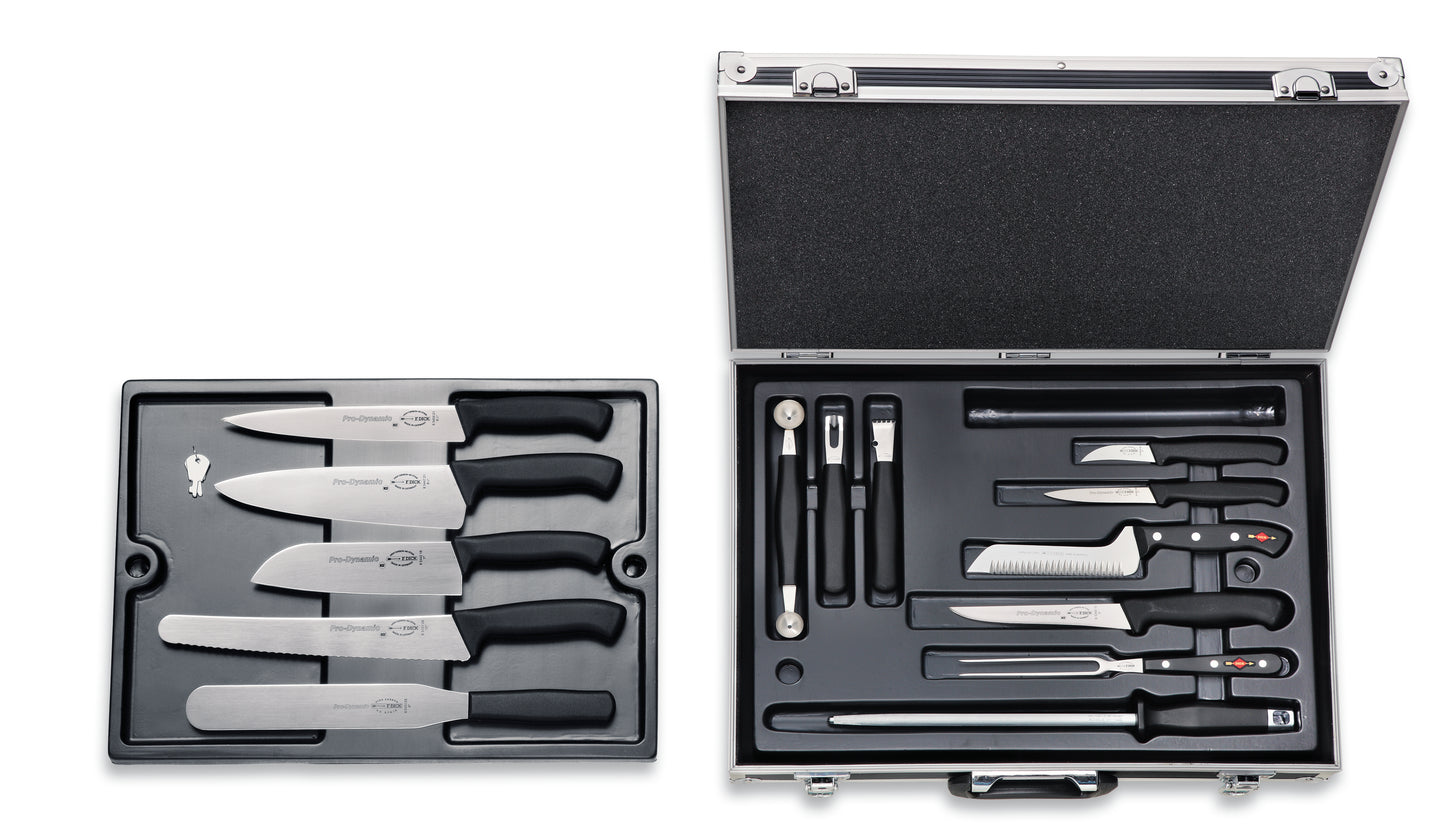 Messerset in einem offenen Koffer.