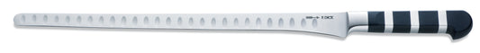 Langes Messer mit Wellenschliff.