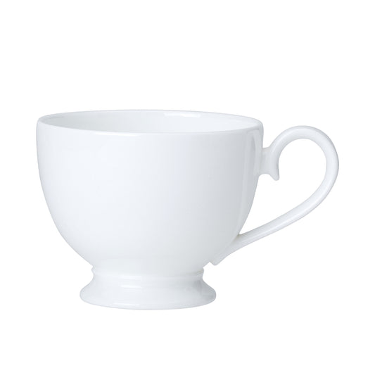 Weiße Tasse auf weißem Hintergrund.