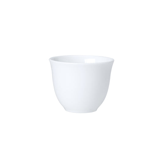 Weiße Porzellanschale auf weißem Hintergrund.