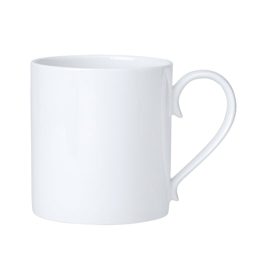 Weiße Tasse auf weißem Hintergrund.