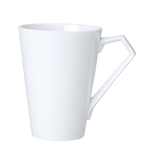 Weiße Tasse mit eckigem Henkel.