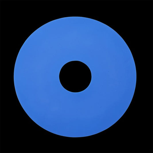 Blauer Donut auf schwarzem Hintergrund.