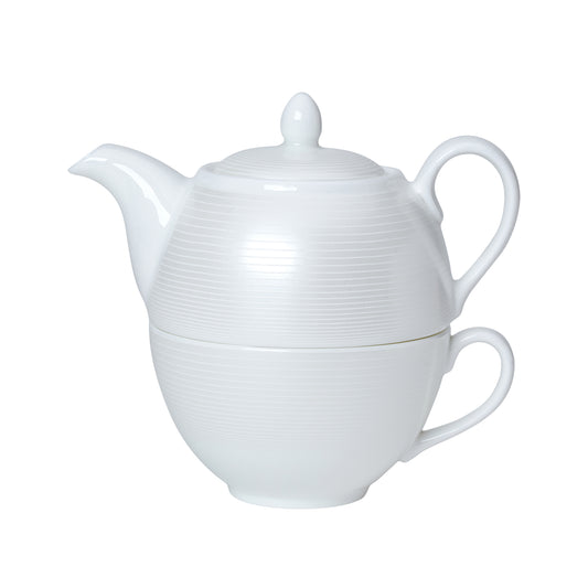 Weiße Teekanne mit Tasse kombiniert.