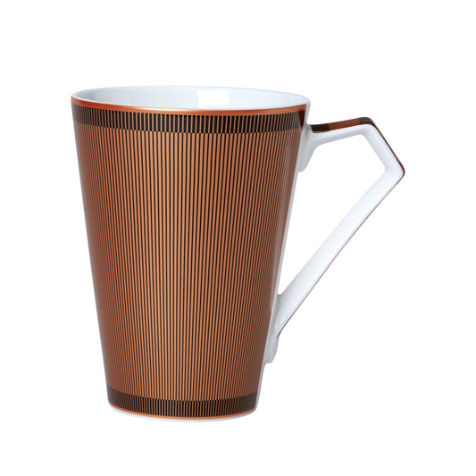 Braune Tasse mit geometrischem Henkel.