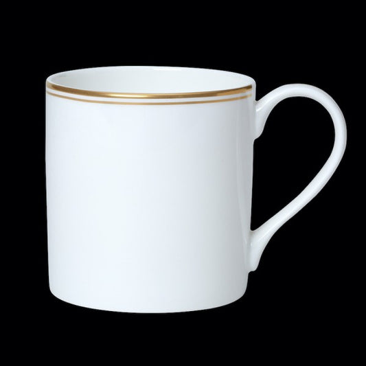 Weiße Tasse mit Goldrand.