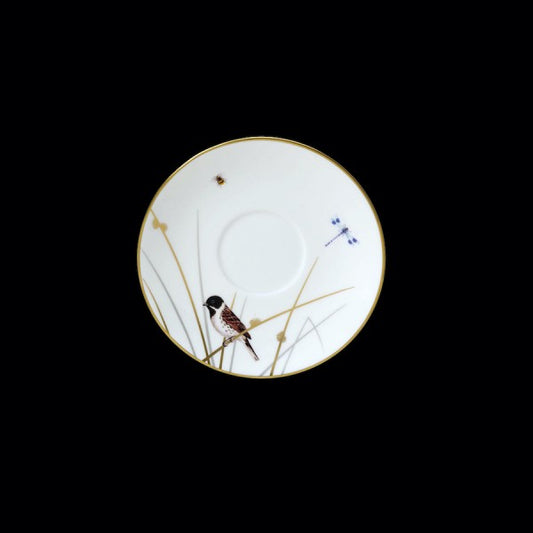 Teller mit Vogel- und Insektenmotiv.