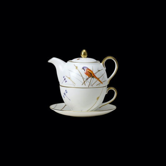 Teekanne mit Tasse und Untertasse.