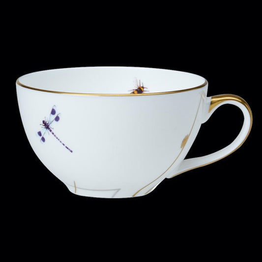 Weiße Tasse mit Insektenmotiv.