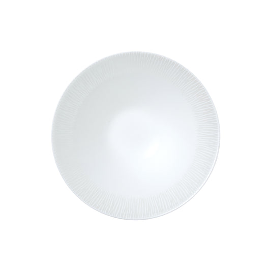 Weißer Teller mit Rillenmuster.