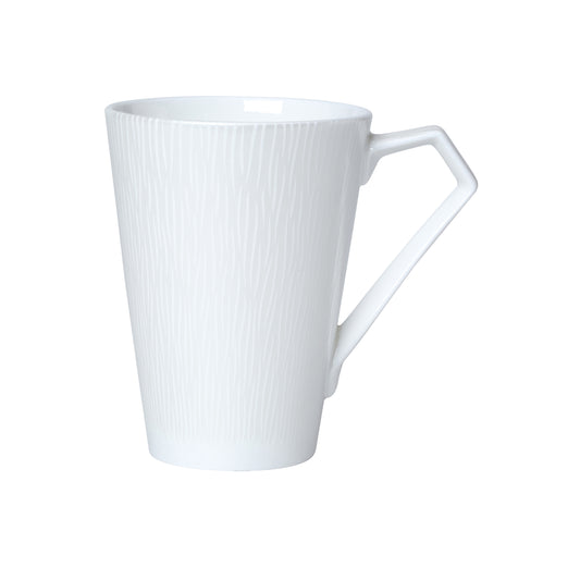 Weiße Tasse mit strukturiertem Muster.