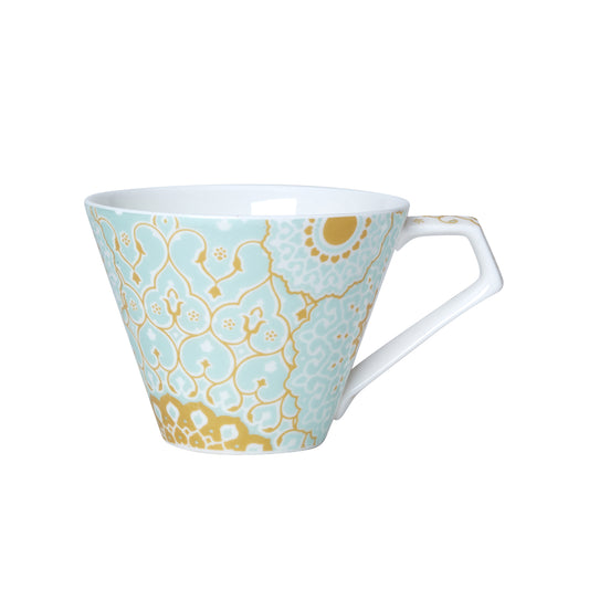 Tasse mit blau-goldenem Muster.