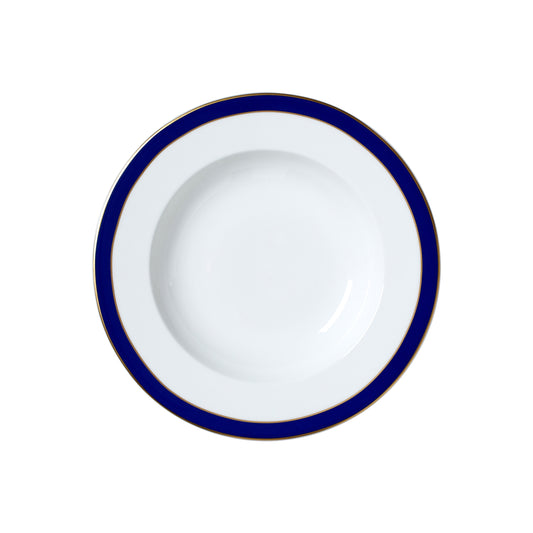 Weißer Teller mit blauem Rand.