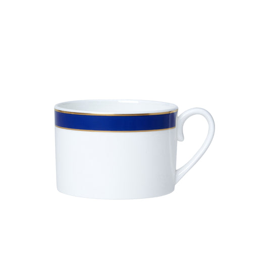 Weiße Tasse mit blauem Streifen.