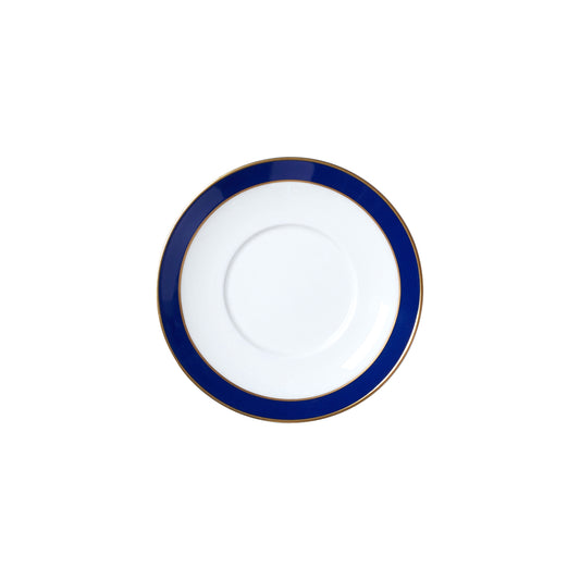 Leerer Teller mit blauem Rand.