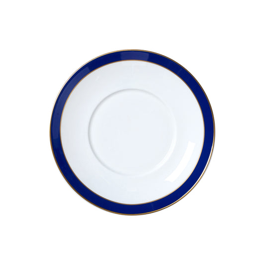 Leerer Teller mit blauem Rand.