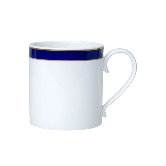 Weiße Tasse mit blauem Rand.