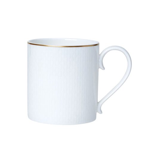 Weiße Tasse mit Goldrand.
