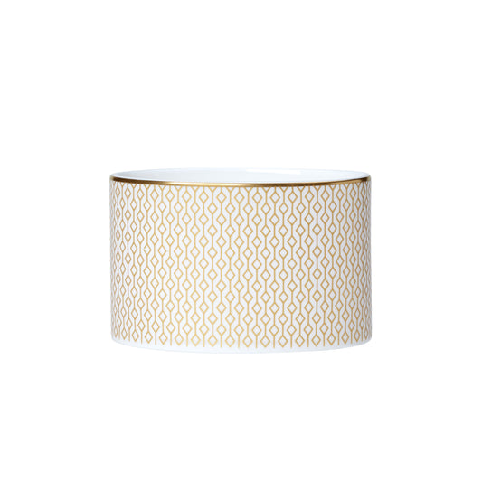 Weiße Schale mit goldenen Mustern.