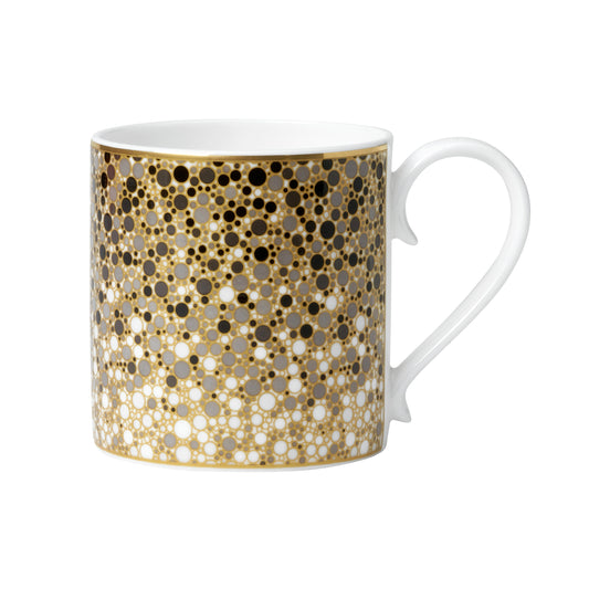 Tasse mit gepunktetem Muster.