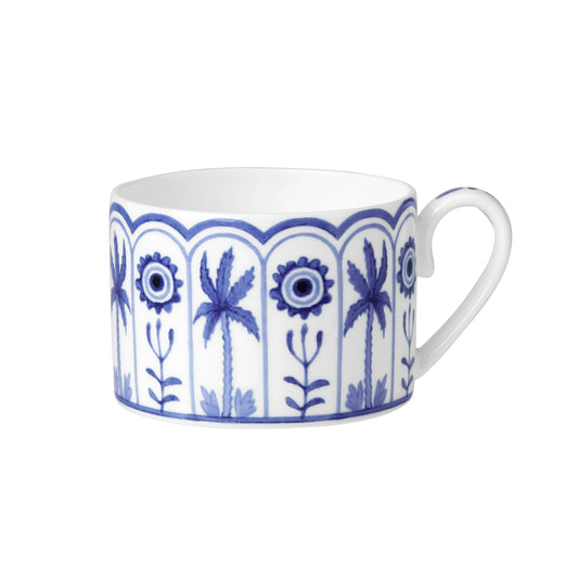 Tasse mit blauem Palmenmuster.