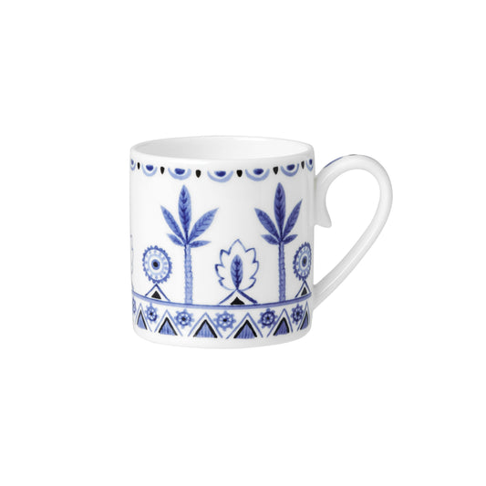 Weiße Tasse mit blauem Muster.