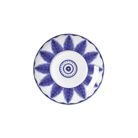 Blauer Teller mit Blattmuster.