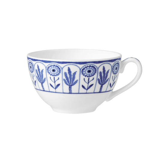 Weiße Tasse mit blauem Muster.