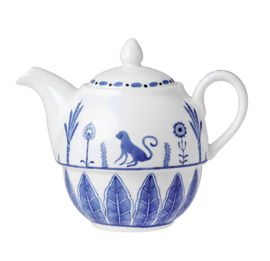 Weiße Teekanne mit blauem Muster.