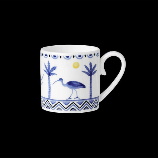 Tasse mit blauem Vogelmotiv.