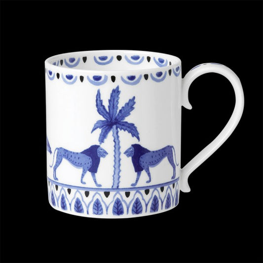 Tasse mit blauem Tiermotiv.