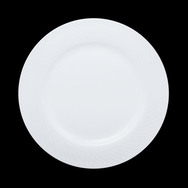 Weißer Teller auf schwarzem Hintergrund.