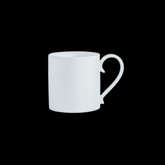 Weiße Tasse auf schwarzem Hintergrund.