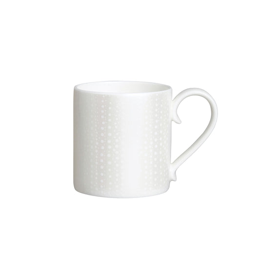 Weiße Tasse mit Punktmuster.