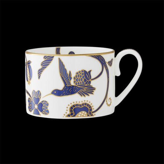 Weiße Tasse mit blauem Muster.