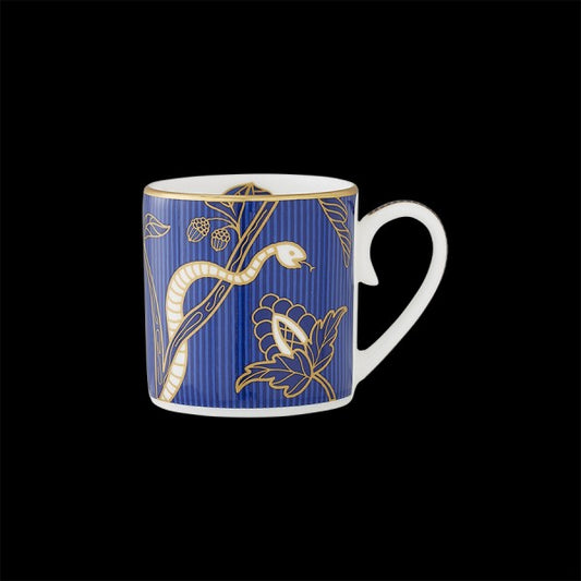 Blaue Tasse mit Schlangenmotiv.