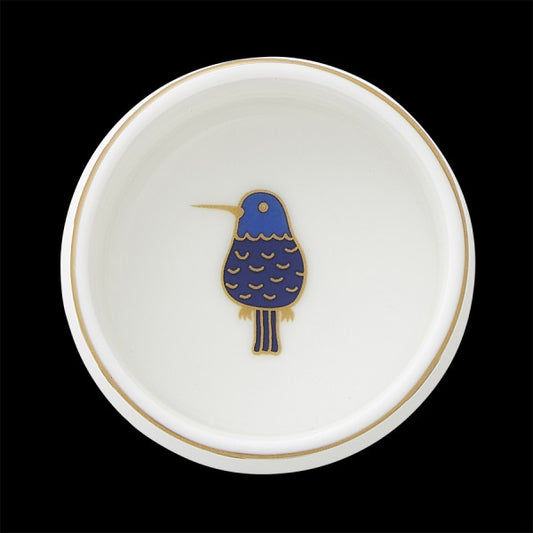 Porzellanteller mit Vogelmotiv innen.