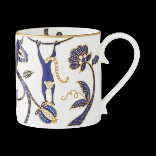 Tasse mit floralem Muster.