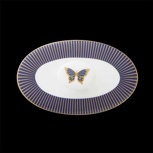 Teller mit Schmetterlingsdesign und Streifen.