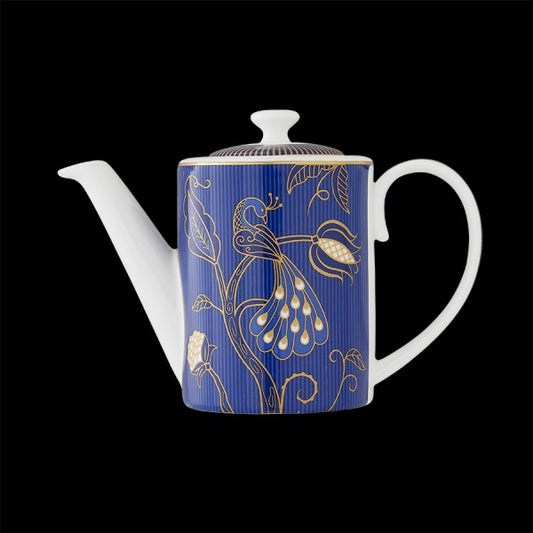 Blaue Teekanne mit goldenen Verzierungen.