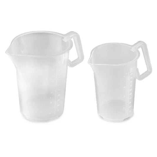 Zwei transparente Messbecher mit Griff.