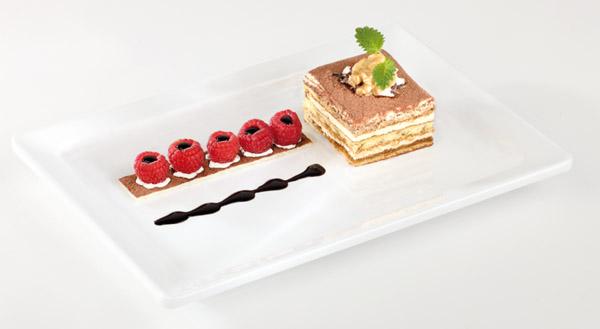 Dessert auf weißem Teller angerichtet.
