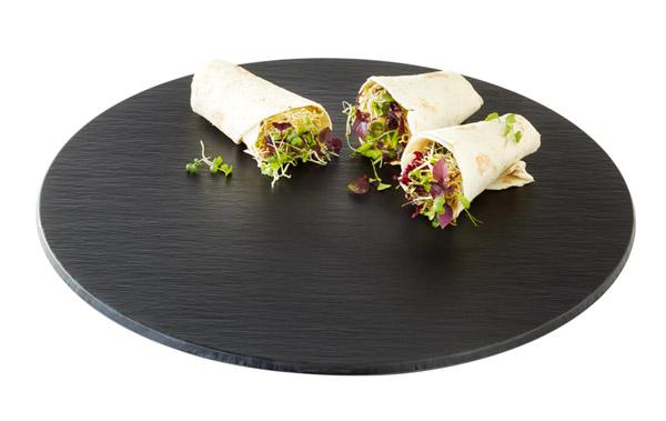Wraps mit Salat auf schwarzem Teller