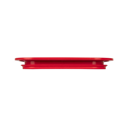 Roter Deckel mit Metallmitte.