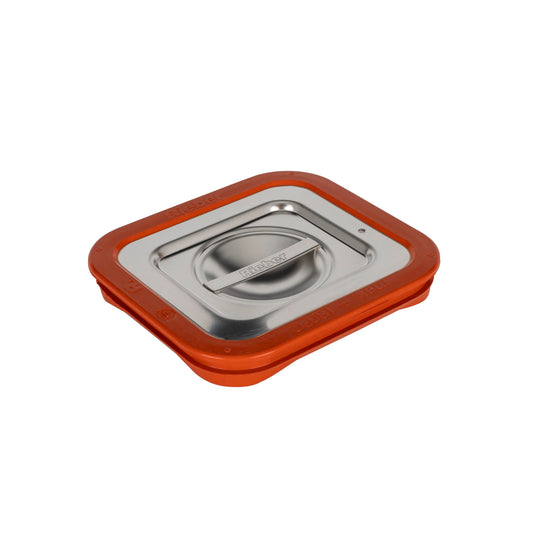 Edelstahl-Deckel mit rotem Rand.