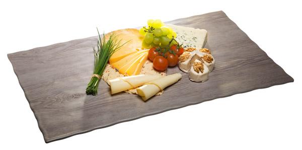 Käseplatte mit Trauben und Schnittlauch.