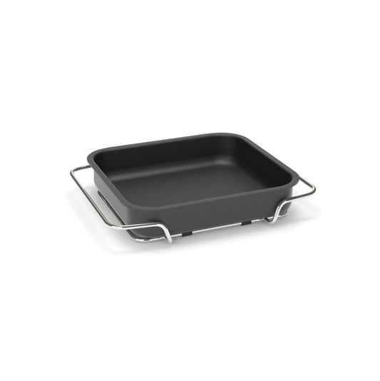 Schwarze Auflaufform mit Metallgriff.